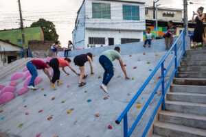 Equipes da Cidade Ativa e da CTTU aproveitam a visita ao local do projeto Rua das Crianças: Jordão, no Recife, para brincar no espaço transformado. Crédito: Josenildo Gomes/CTTU, 2025.